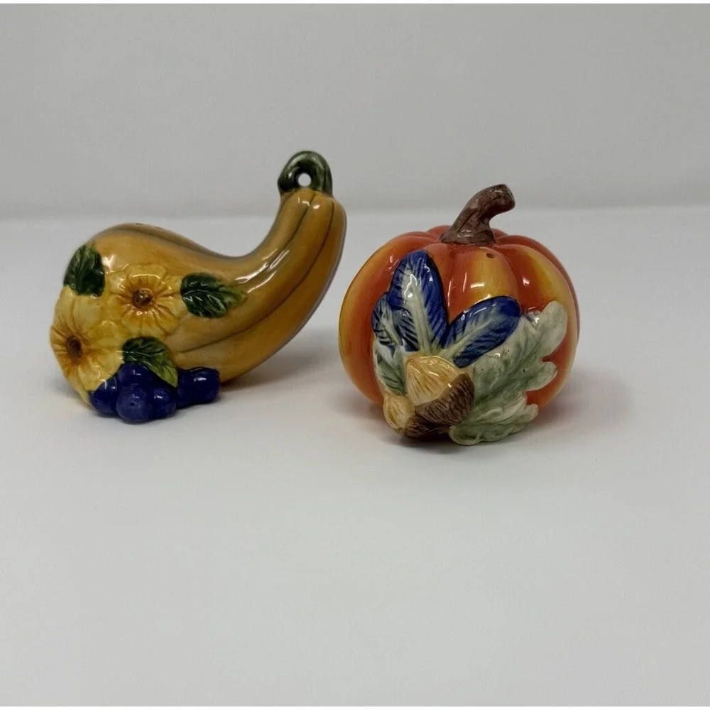 Avon  2001 Ceramic Salt & Pepper Shakers Harvest Pumpkin Squash Gourd Fall